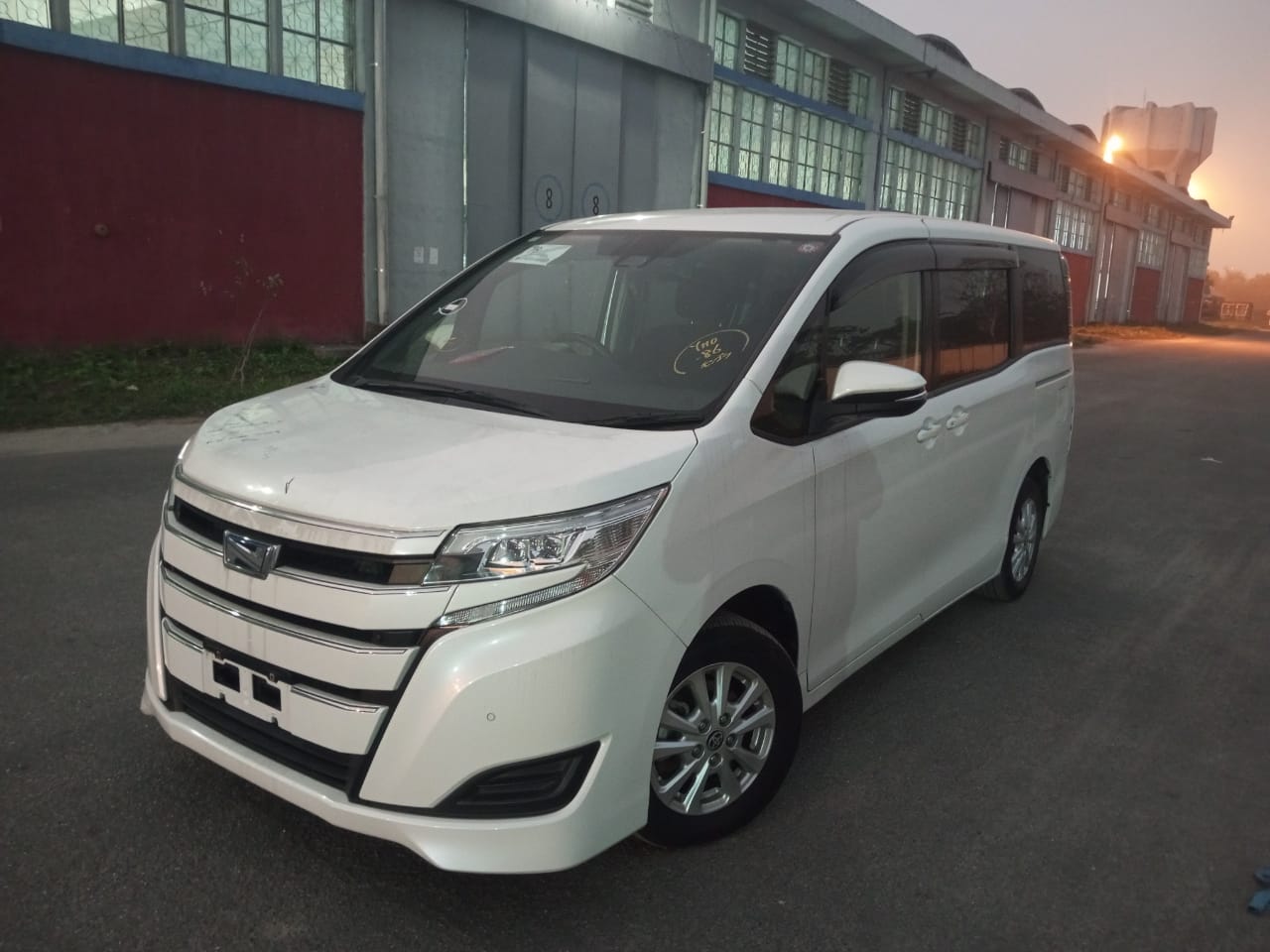 2020 Toyota Noah Hybrid Pearl